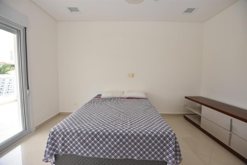 Casa Com Piscina A 150M Da Praia Da Enseada Гуаружа Екстериор снимка