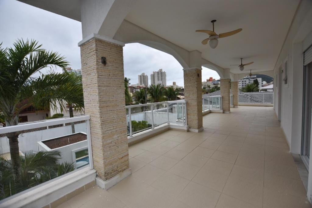 Casa Com Piscina A 150M Da Praia Da Enseada Гуаружа Екстериор снимка